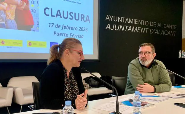 La concejala Mari Carmen de España y Alejandro Novella en la clausura de 'Job Talent'. 