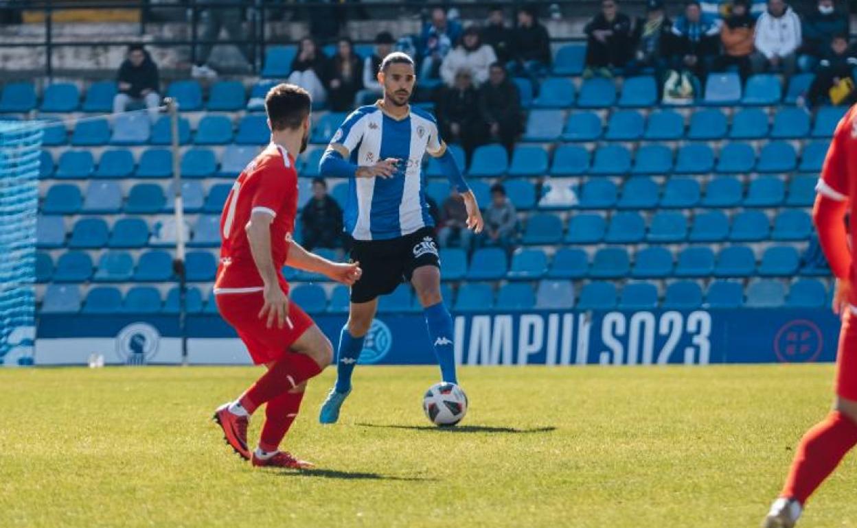 El central Mario Gómez busca línea de pase en el Rico Pérez 