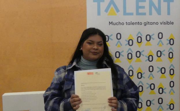 Teresa Fernández con su certificado tras finalizar 'Job Talent'. 
