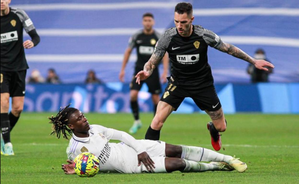 Tete Morente trata de marcharse de Camavinga, el pasado miércoles en el Bernabéu 