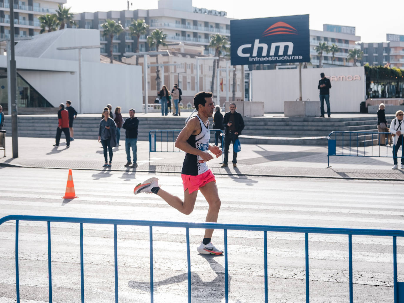 Fotos: Más de 2.500 personas corren la Media Maratón de Alicante