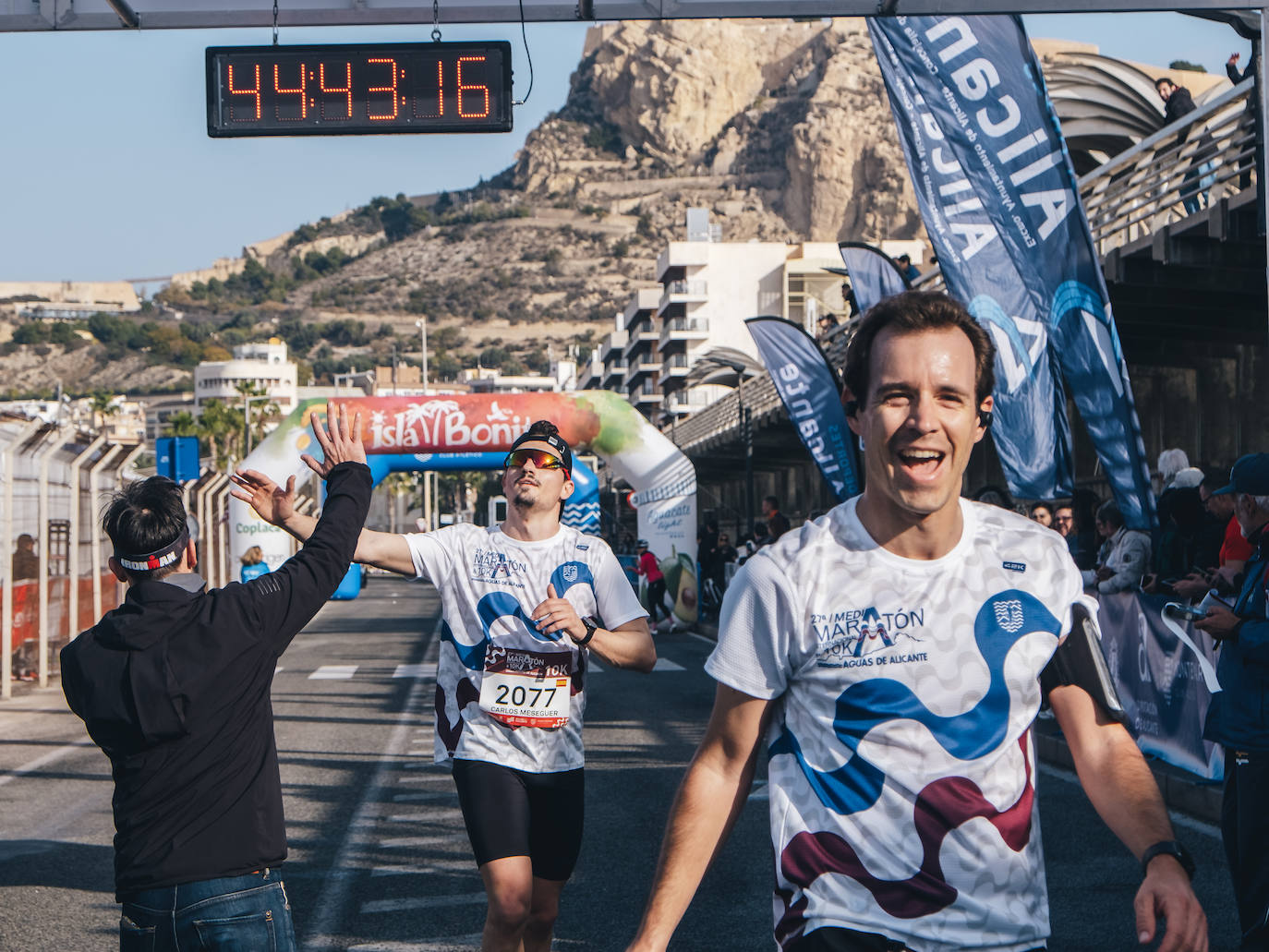 Fotos: Más de 2.500 personas corren la Media Maratón de Alicante