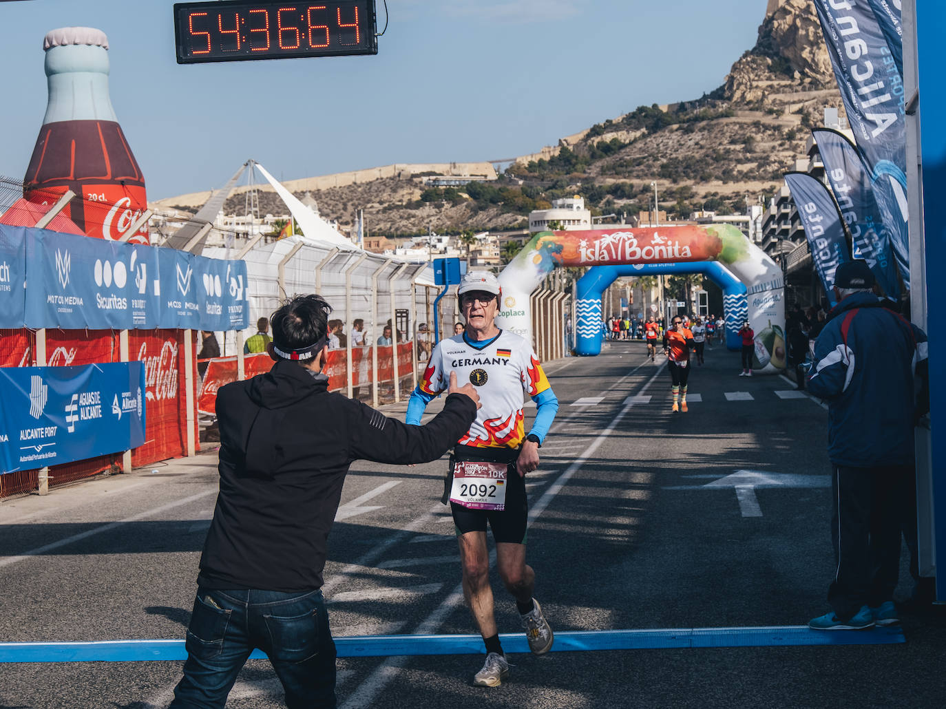 Fotos: Más de 2.500 personas corren la Media Maratón de Alicante