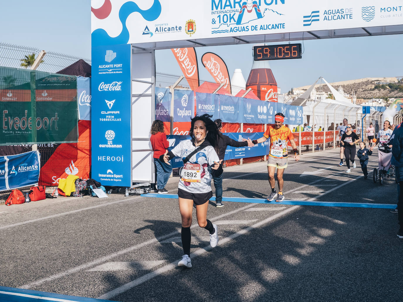 Fotos: Más de 2.500 personas corren la Media Maratón de Alicante