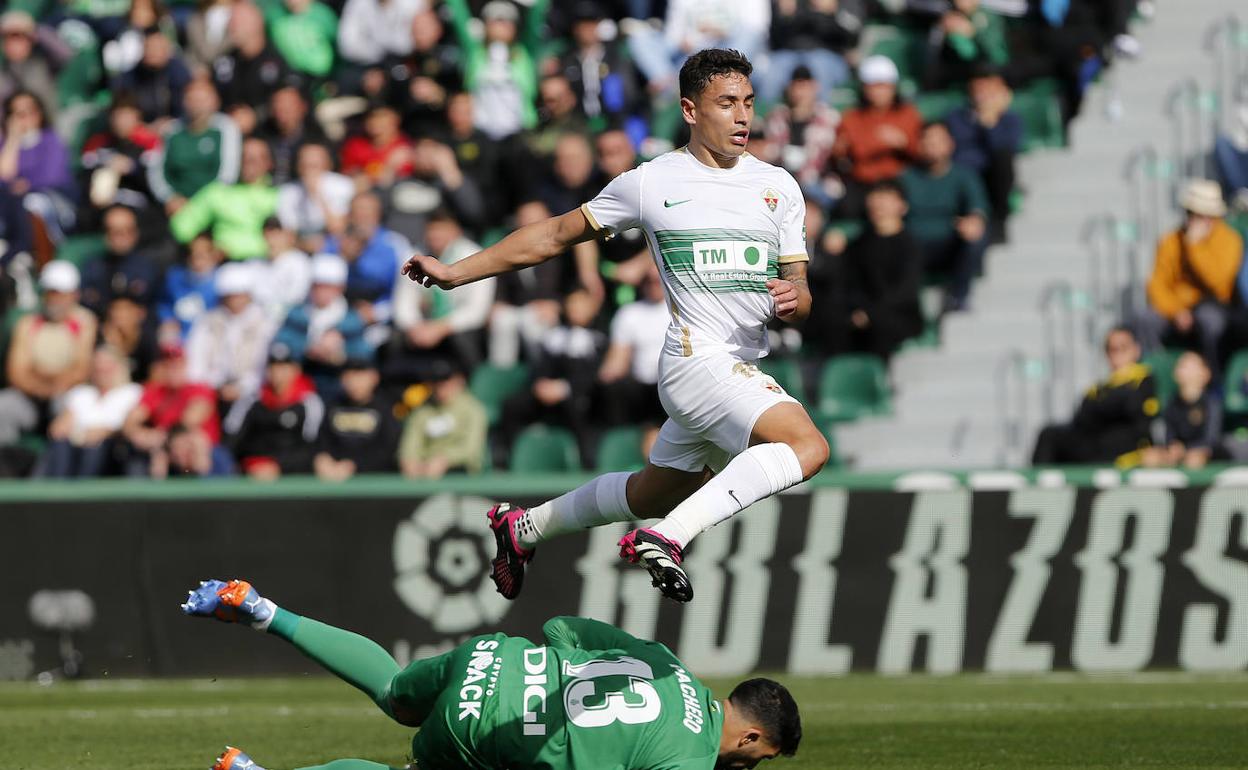 El delantero del Elche Ezequiel Ponce salta ante un inmenso Pacheco, portero del Espanyol. 