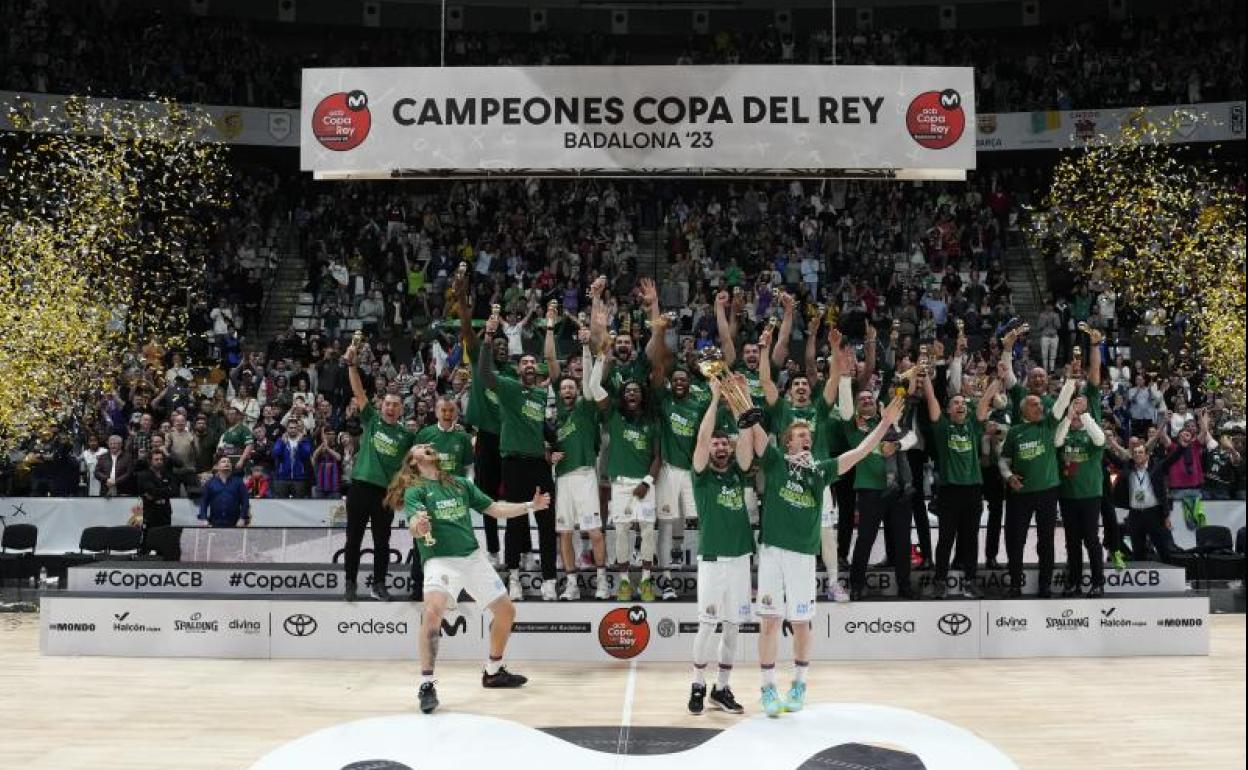 Plantilla y cuerpo técnico del Unicaja celebran el título de Copa.
