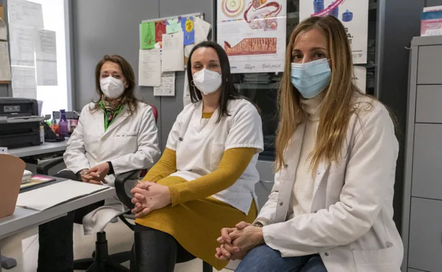 De izquierda a derecha, la doctora Macarena Quesada, la enfermera Aitana Rodríguez, y la psicóloga clínica María Dolores Yáñez 