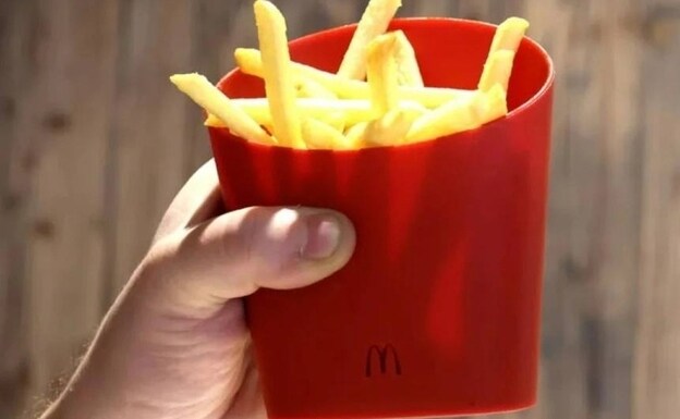 Cubito para patatas reutilizable lanzado por McDonald's en Francia.