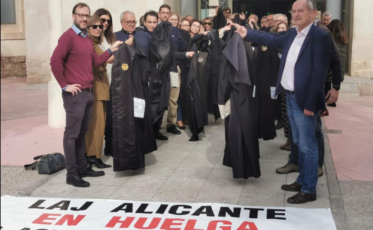 Los letrados de Justicia en Alicante posan