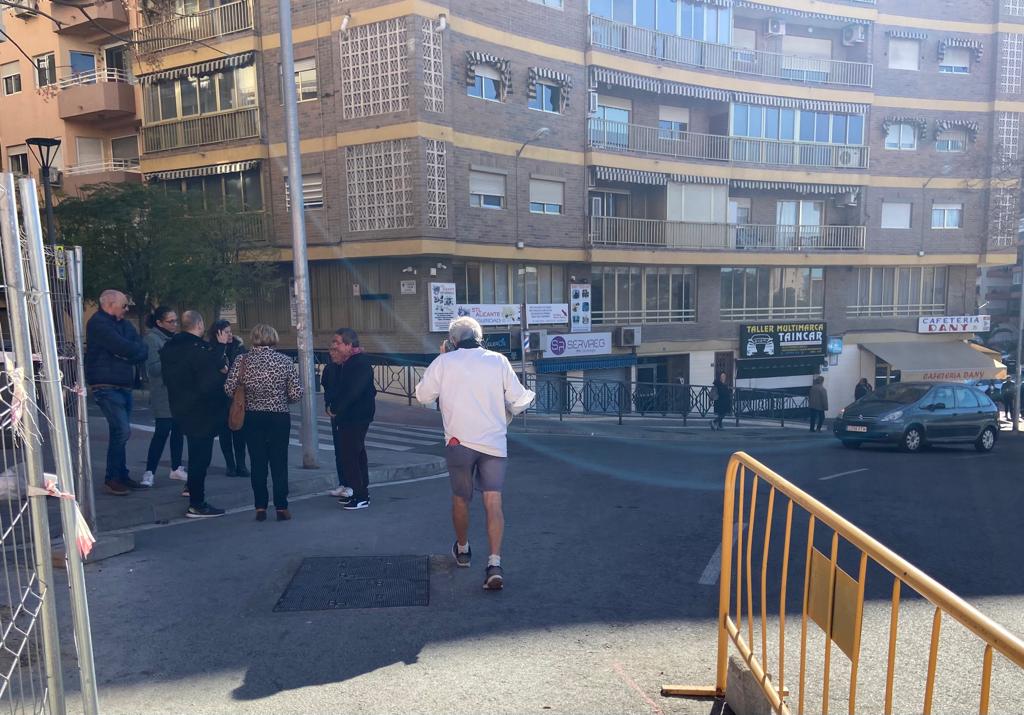 Paso de peatones inseguro en la zona de las obras 