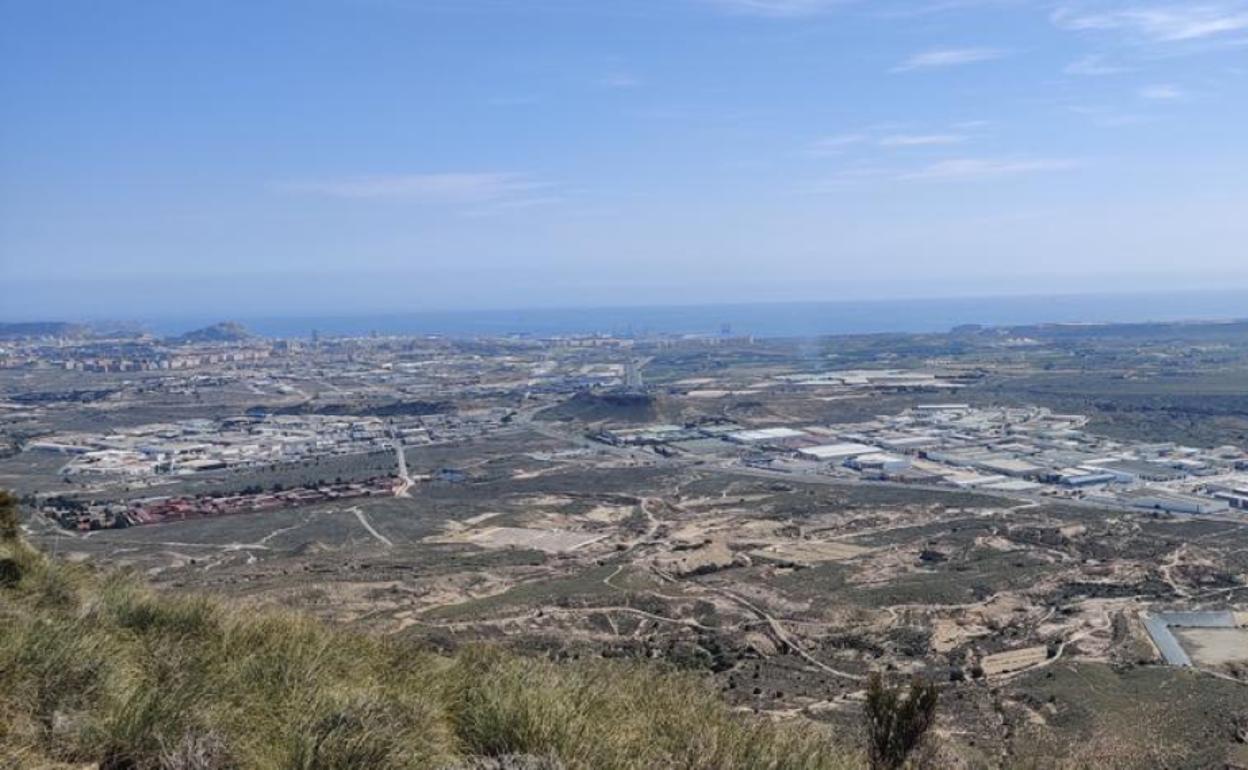 Vista aérea de Foncalent y el Bacarot con la ciudad de Alicante de fondo. 