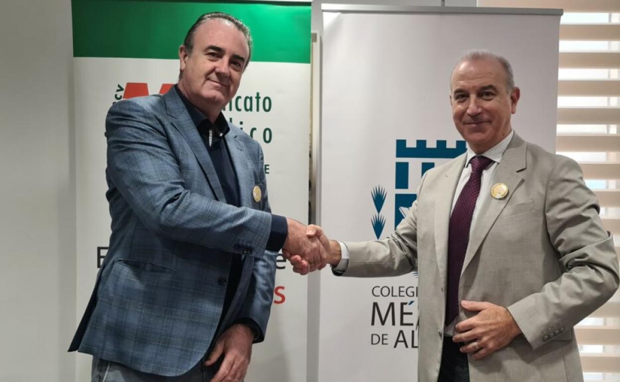 El presidente del COMA, el doctor Hermann Schwarz (derecha) ; y el secretario general de CESM-CV, el doctor Víctor Pedrera (izquierda) 