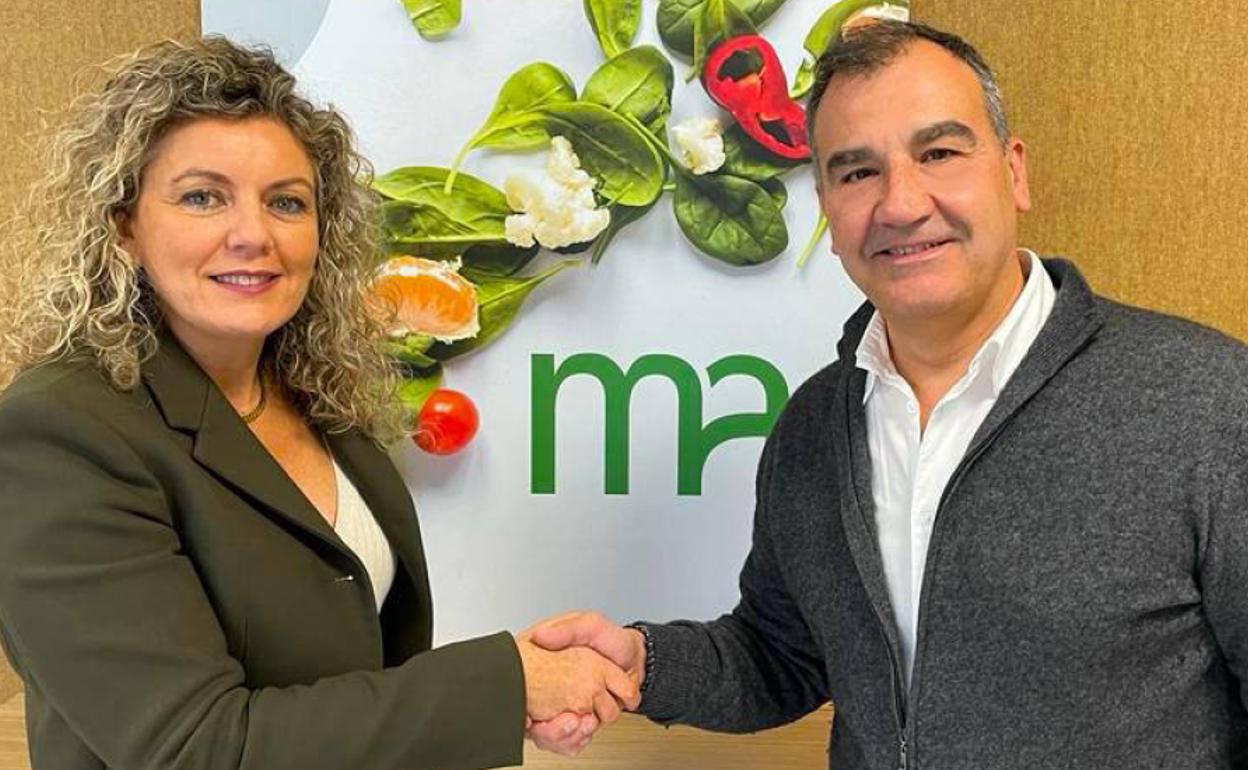 La directora general de Mercalicante, Dolores Mejía, y el director del Festival de Cine, Vicente Seva, en la firma del acuerdo.