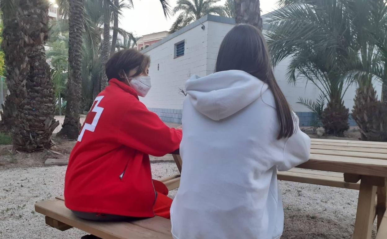 La psicóloga de Cruz Roja en Elche, Maria José Amorós, con una refugiada ucraniana. 