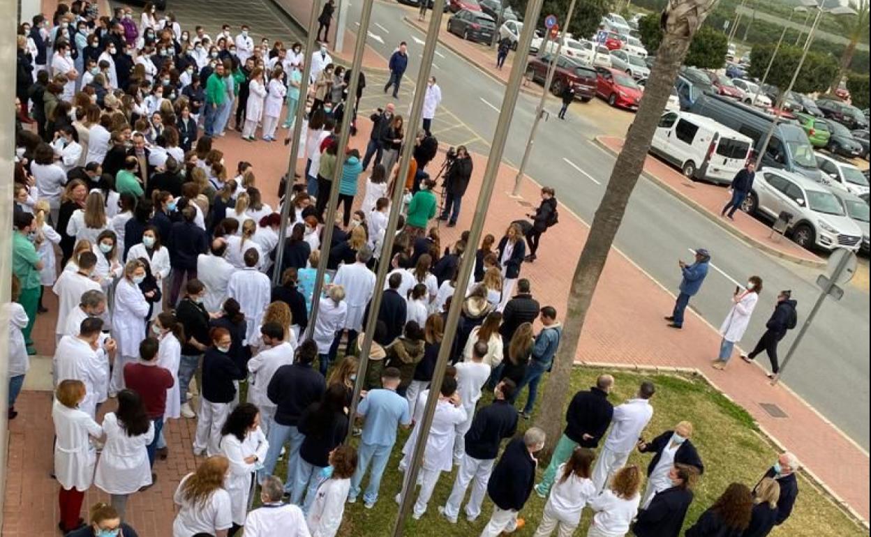Los sanitarios se han concentrado este jueves a las puertas del hospital de Torrevieja 