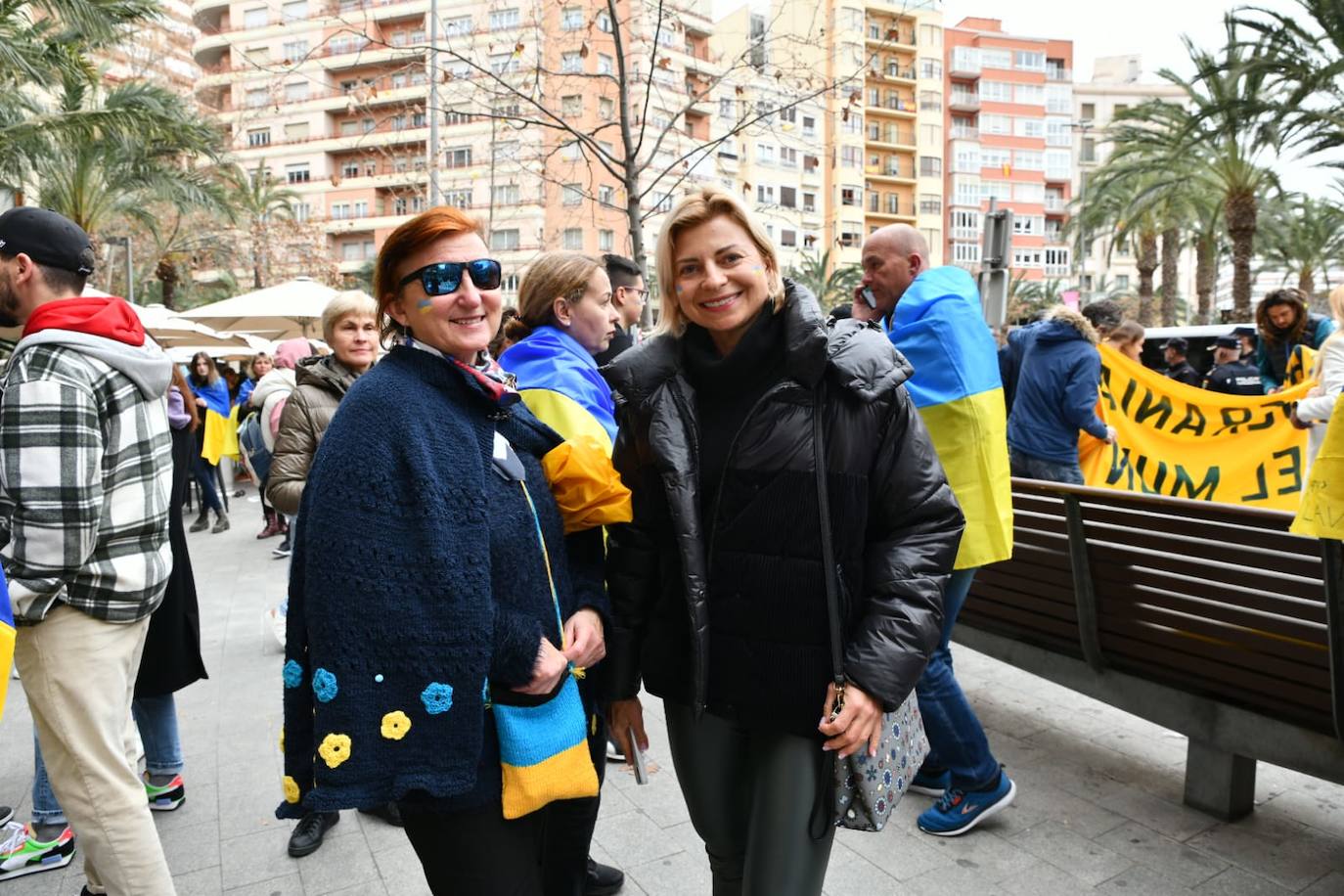 Una mujer ucraniana, ataviada con la vestimenta tradiciona, durante la manifestación de este viernes tarde por Alicante. 
