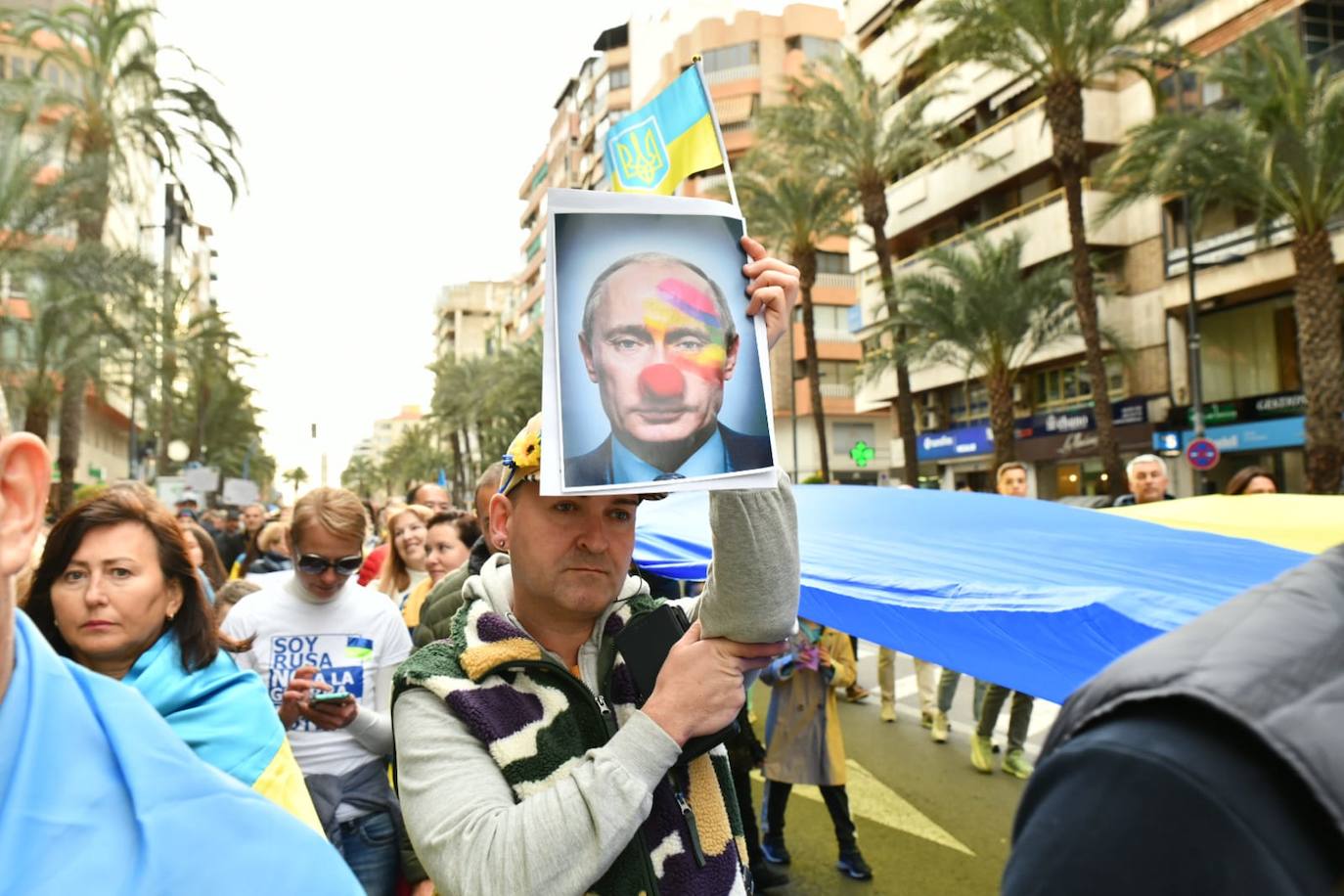 Una mujer ucraniana, ataviada con la vestimenta tradiciona, durante la manifestación de este viernes tarde por Alicante. 