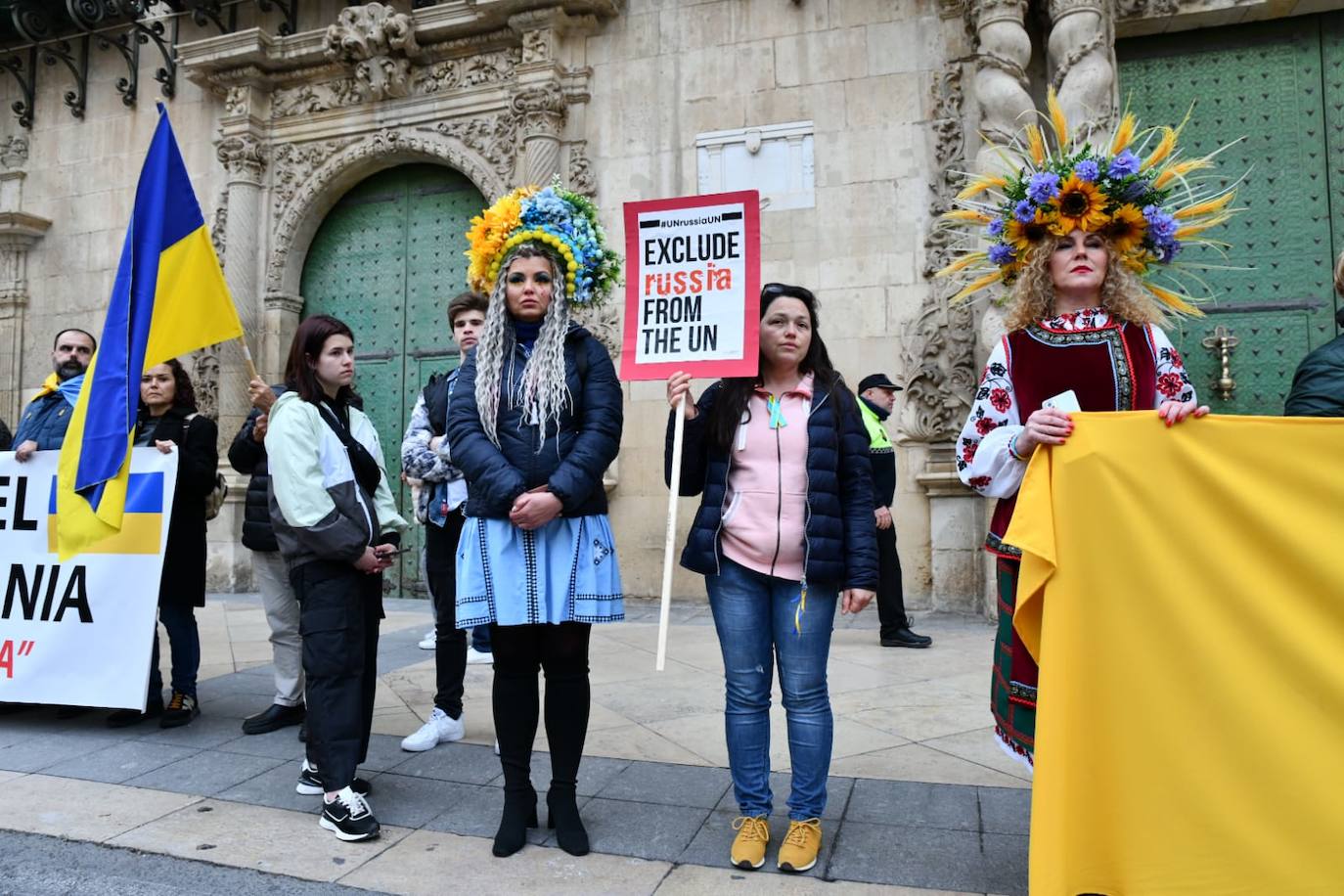 Una mujer ucraniana, ataviada con la vestimenta tradiciona, durante la manifestación de este viernes tarde por Alicante. 