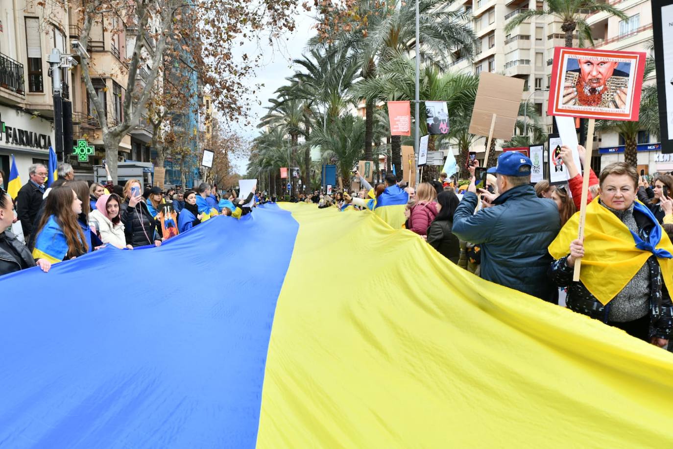 Una mujer ucraniana, ataviada con la vestimenta tradiciona, durante la manifestación de este viernes tarde por Alicante. 