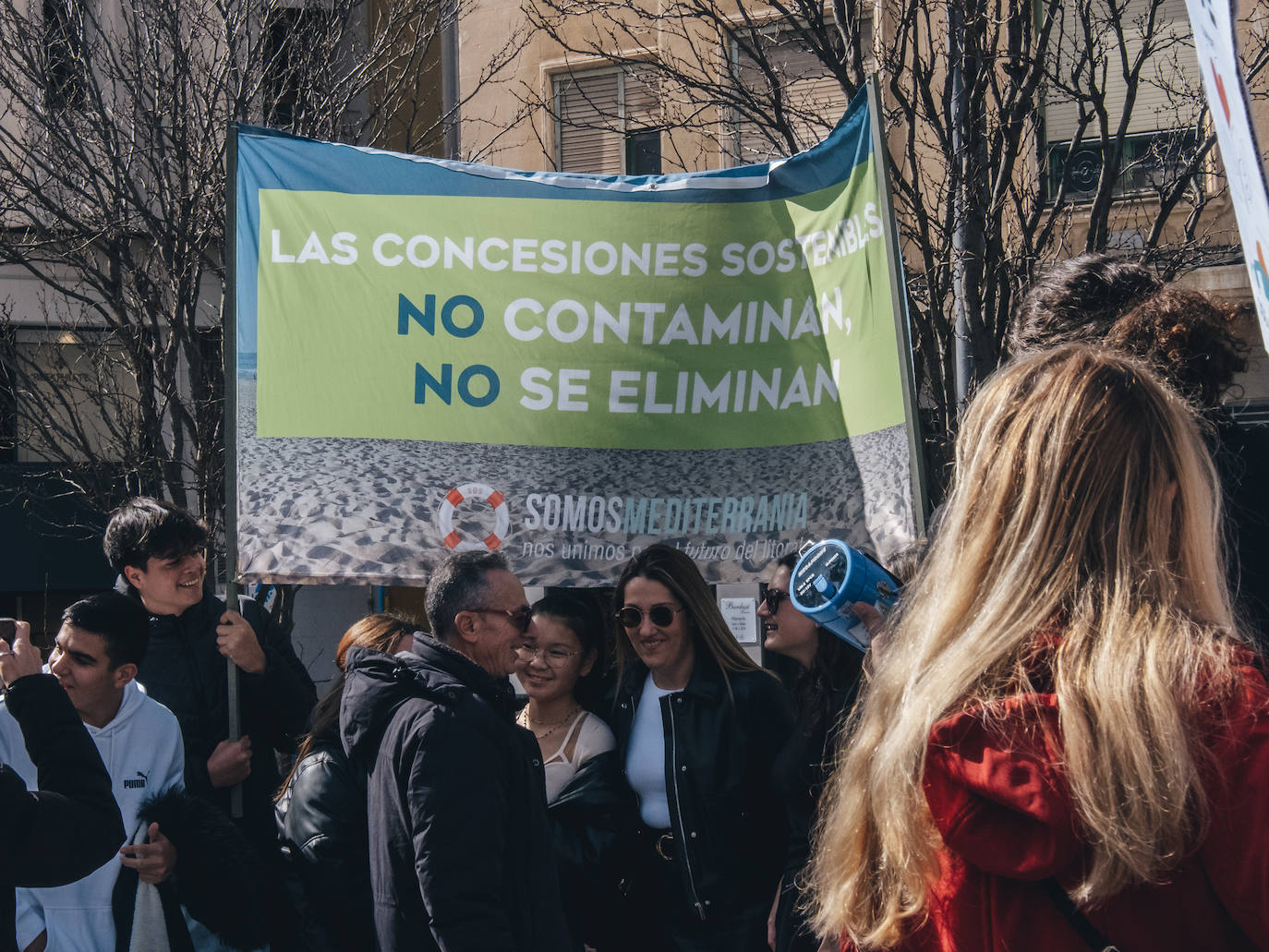 Decenas de personas concentradas en Alicante para protestar contra el reglamento de costas