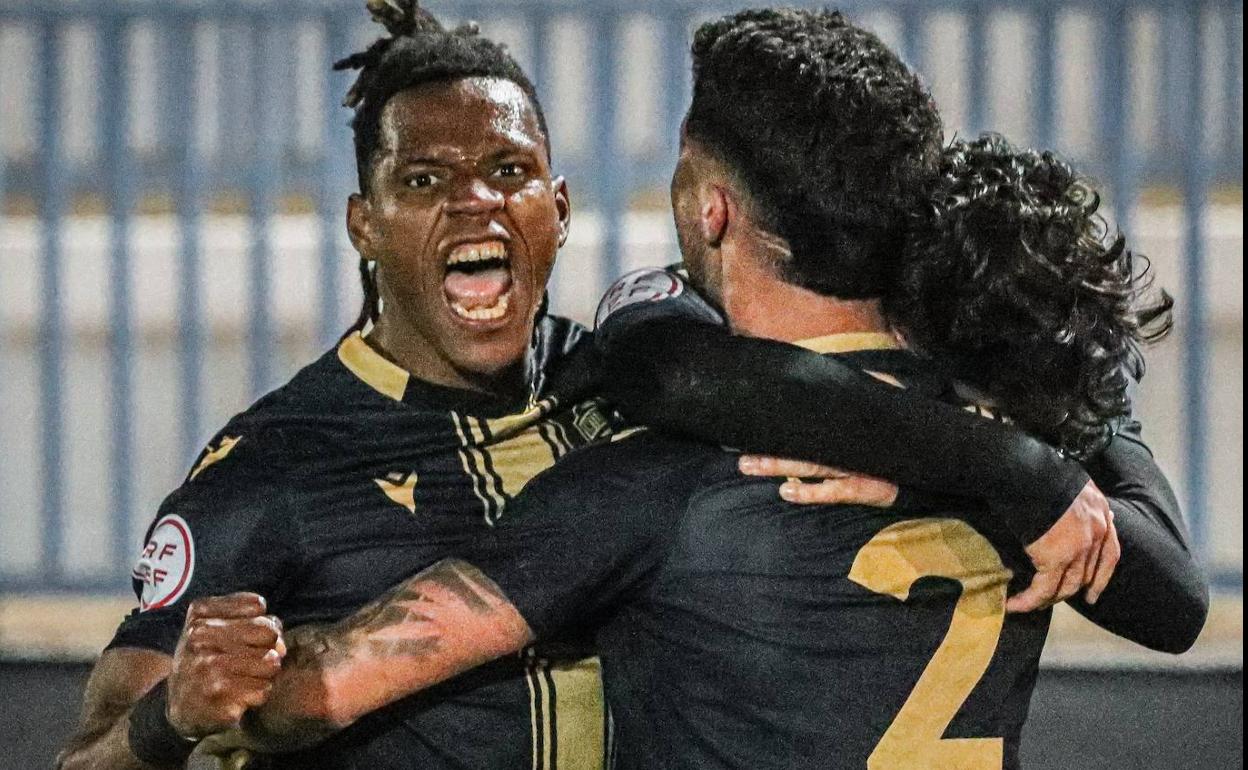 Guillem Jaime y Soldevila festejan junto a Teguía el tercer tanto de los alicantinos. 