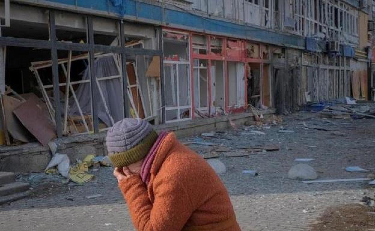 Una mujer llora este domingo en una calle arrasada de Bajmut por los bombardeos.