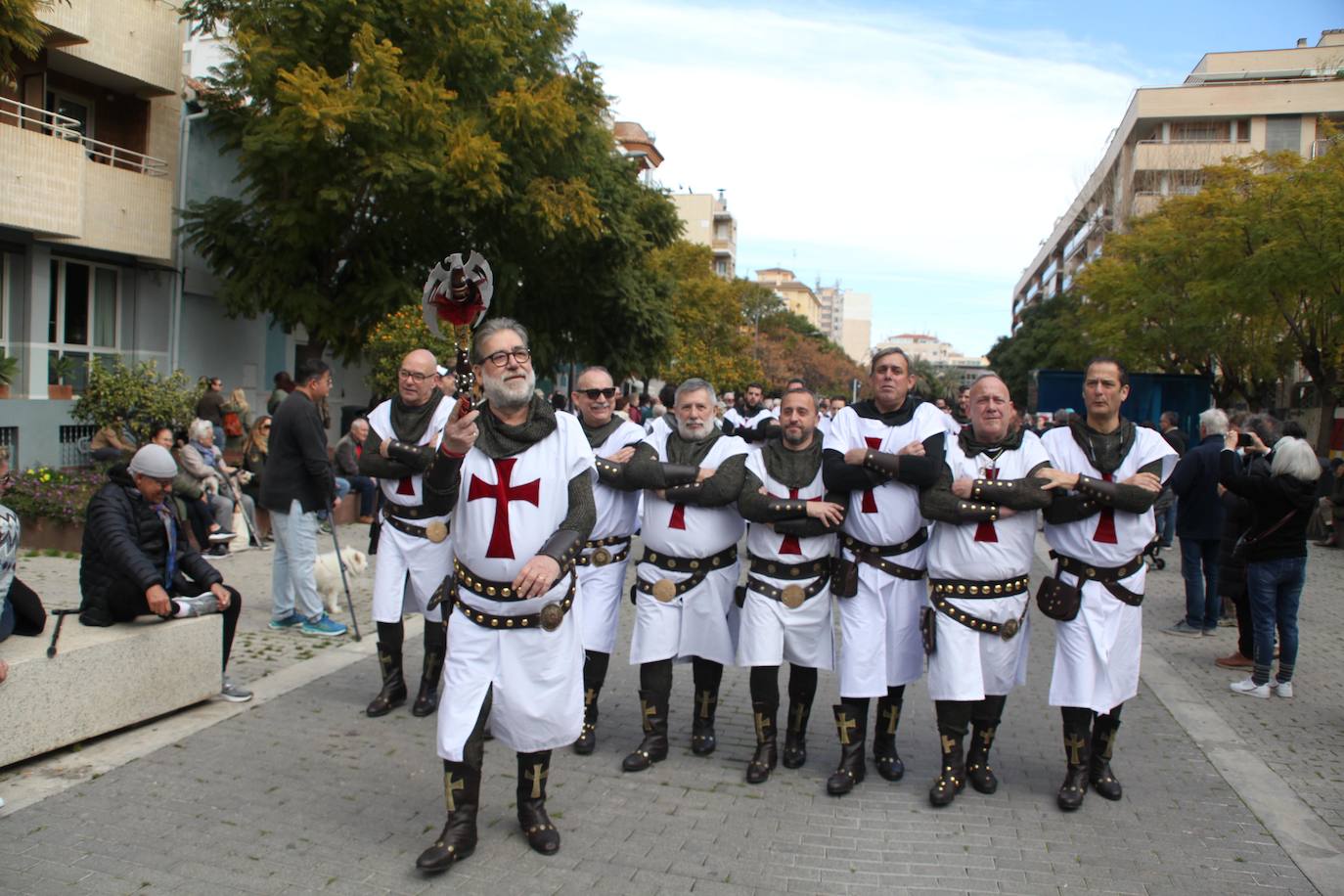 Las tropas de la cruz y la media luna marchan por las calles de Dénia