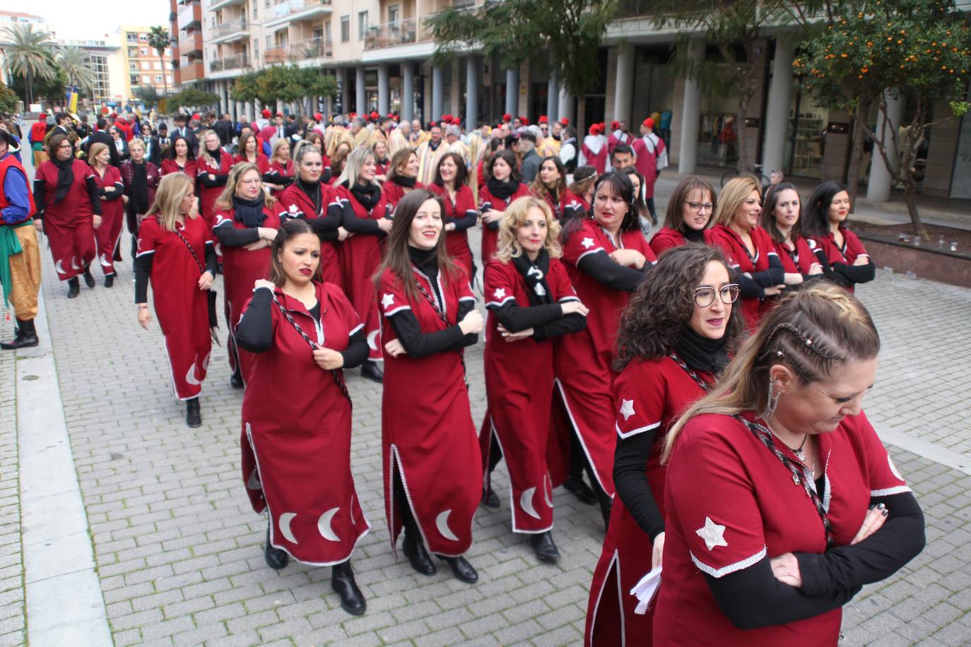 Las tropas de la cruz y la media luna marchan por las calles de Dénia