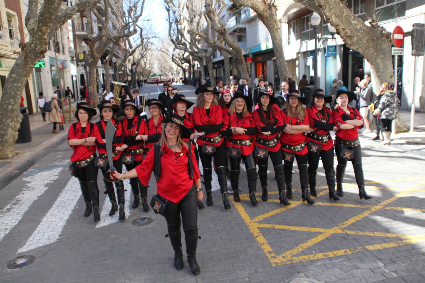 Las tropas de la cruz y la media luna marchan por las calles de Dénia