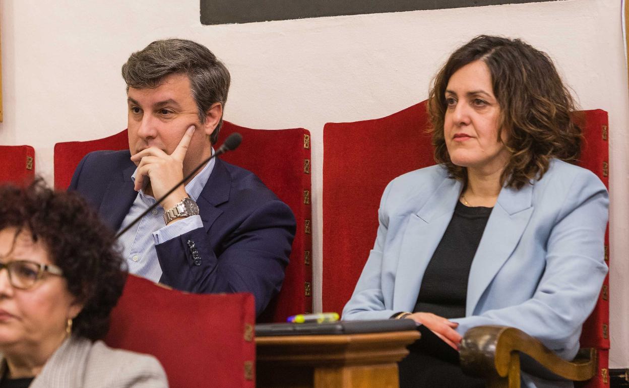 García-Ontiveros y Eva Crisol, en el Pleno ordinario de febrero en el Consistorio ilicitano.