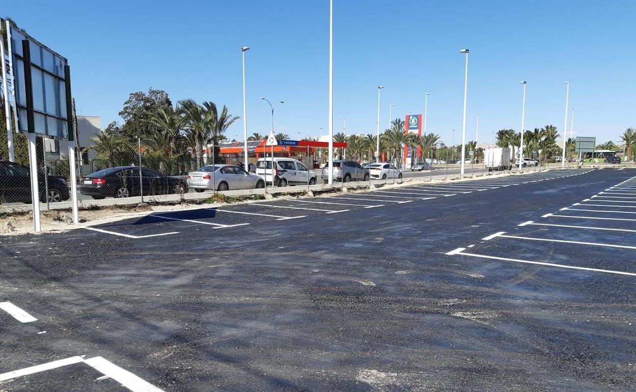 Plazas de estacionamiento acondicionadas en el aparcamiento del futuro Centro de Congresos de Elche.