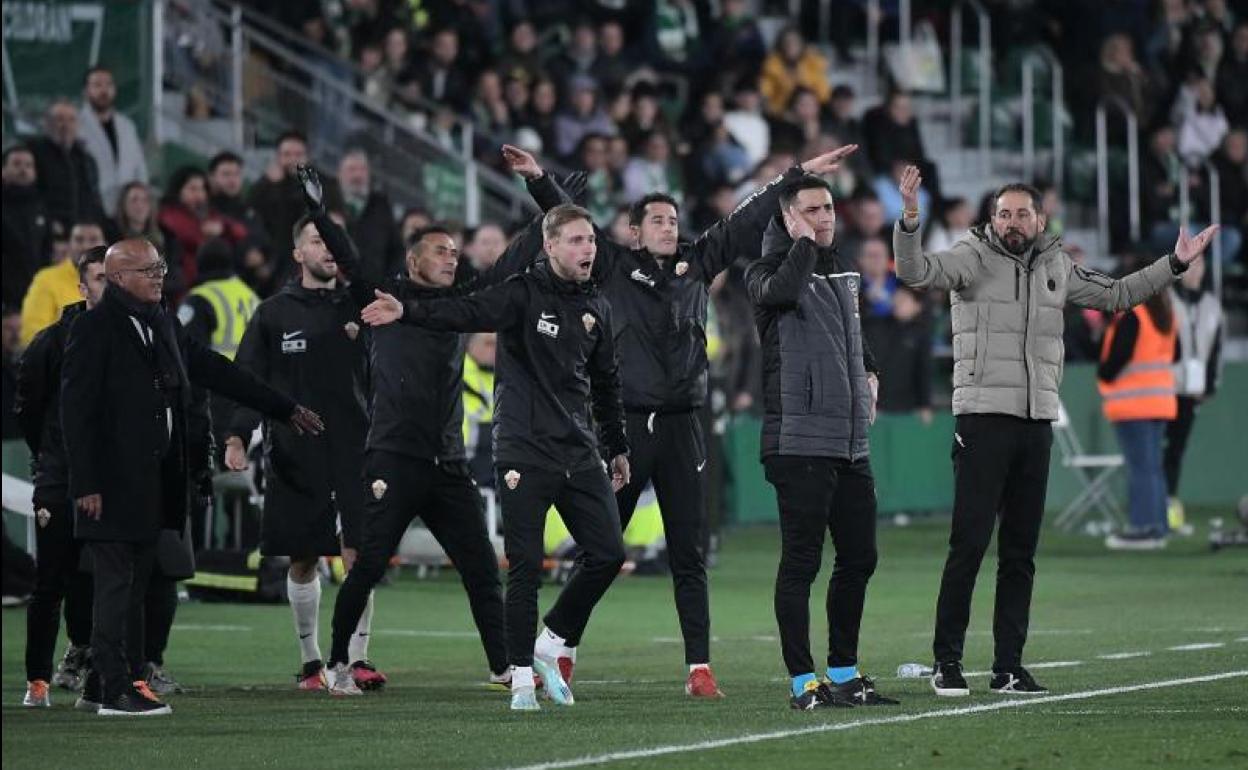 Protestas en el banquillo del Elche ante el Betis. 