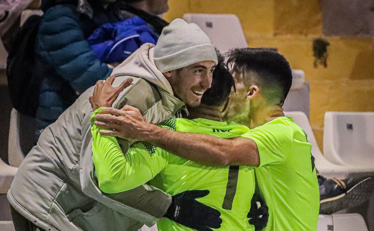Nsue y Xemi celebran el tanto del empate en El Collao con el lesionado Aarón Piñán. 