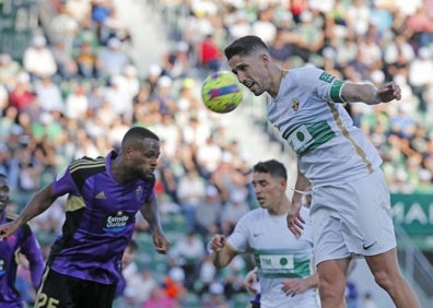 Imagen secundaria 1 - Pacheta y Machín se saludan después del empate. 