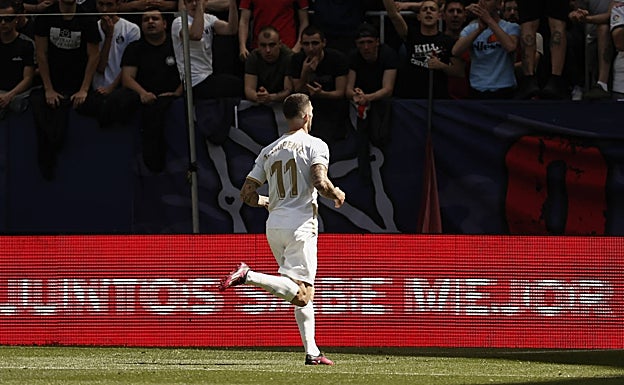 Imagen principal - Imágenes del partido de este sábado disputado en Pamplona entre el Osasuna y el Elche. 