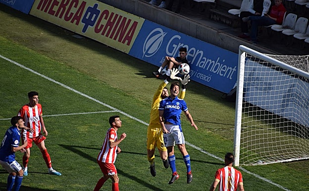 Imagen principal - Carlos Abad, Luque y el entrenador, Lolo Escobar, durante el partido de este domingo. 