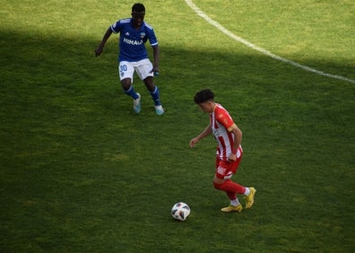 Imagen secundaria 1 - Carlos Abad, Luque y el entrenador, Lolo Escobar, durante el partido de este domingo. 