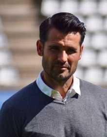 Imagen secundaria 2 - Carlos Abad, Luque y el entrenador, Lolo Escobar, durante el partido de este domingo. 