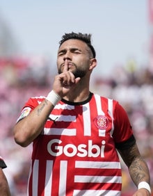 Imagen secundaria 2 - Imágenes de una nueva derrota del Elche, este domingo en Girona. 