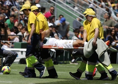 Imagen secundaria 1 - Imágenes del partido de este domingo en el Martínez Valero. 