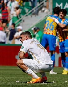 Imagen secundaria 2 - Imágenes del partido de este domingo en el Martínez Valero. 