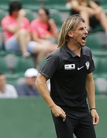 Imagen secundaria 2 - Imágenes de la goleada de hoy en el Martínez Valero. 