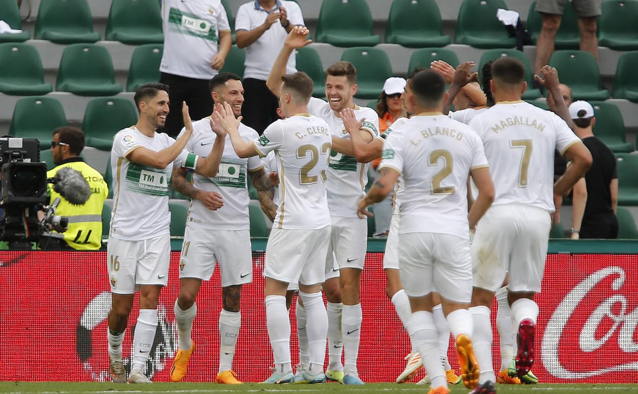 Los jugadores del Elche celebran uno de los cuatro goles anotados hoy en el Martínez Valero. 