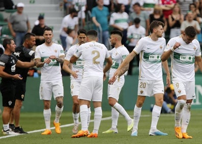 Imagen secundaria 1 - Imágenes de la goleada de hoy en el Martínez Valero. 