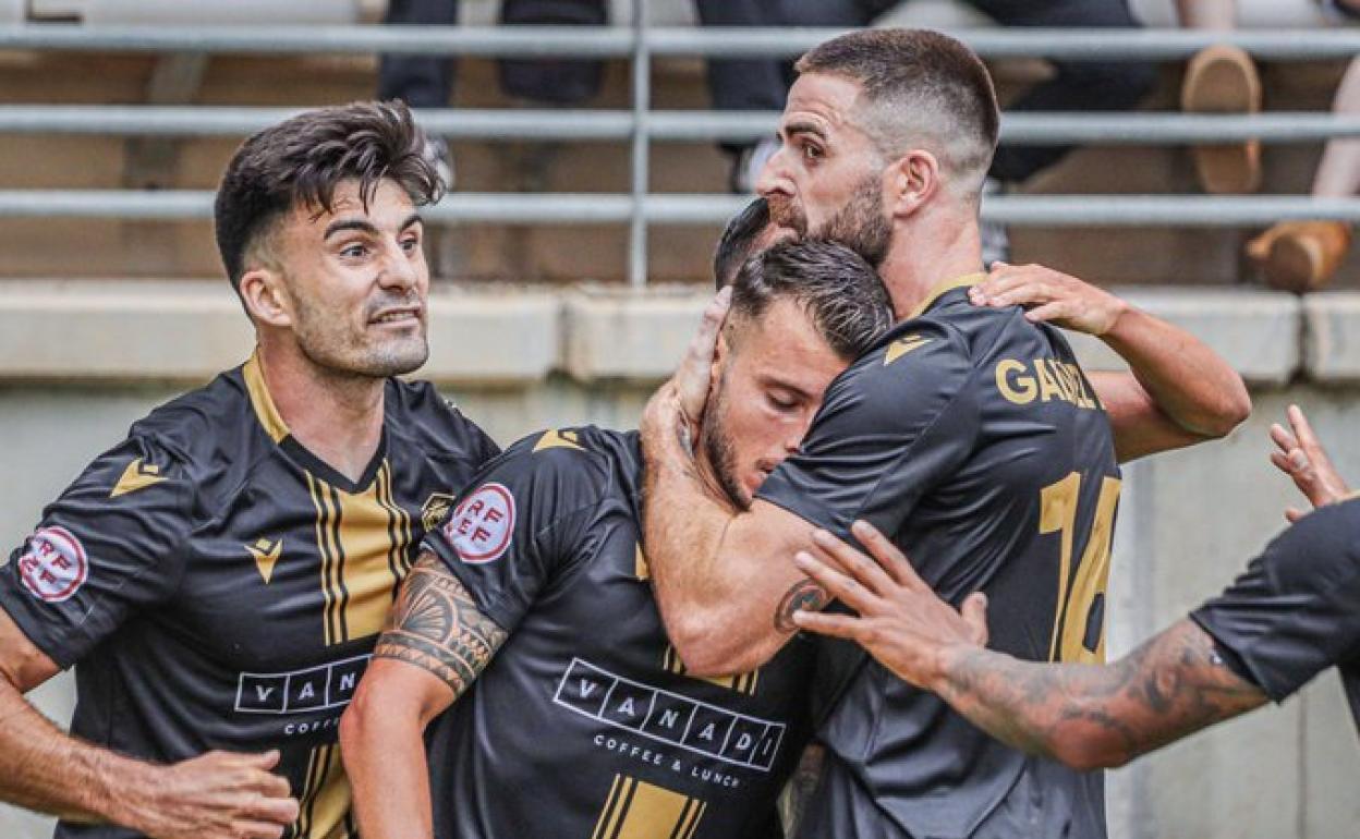 Rafa Gálvez y Xemi abrazan al autor del gol, Pol Roigé. 