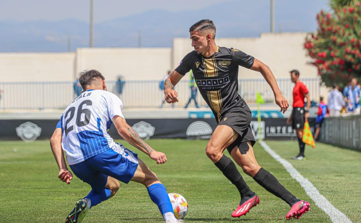 Cristo Romero trata de superar a un rival del Sabadell este domingo en Villafranqueza.  