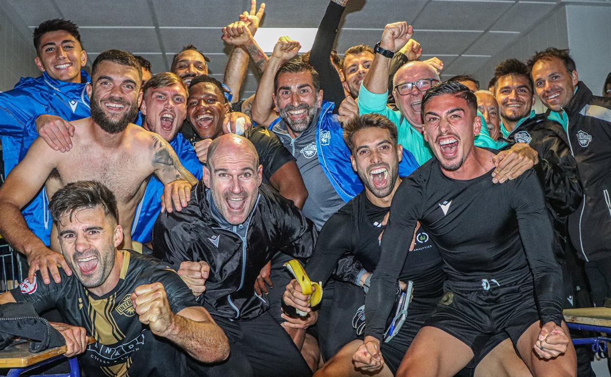 Los jugadores del Intercity celebran la victoria en el vestuario. 