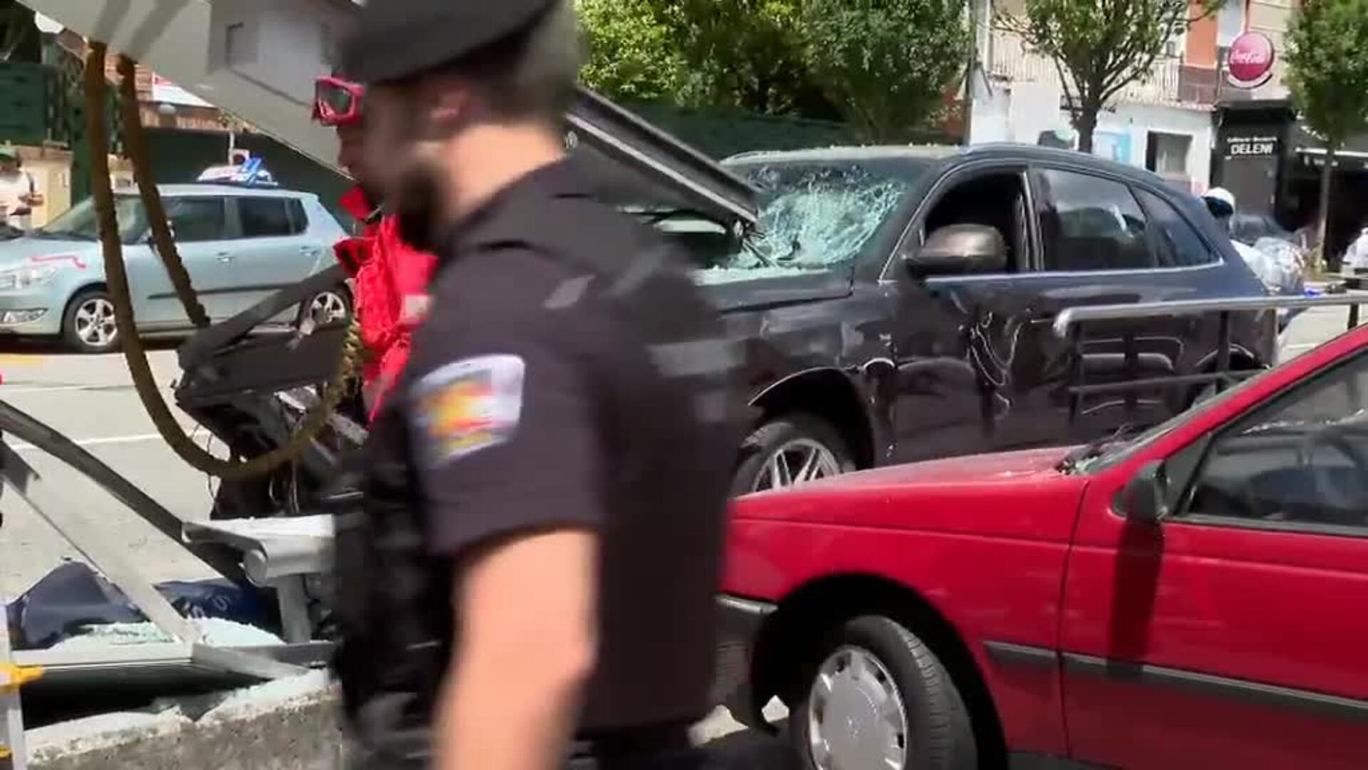 Cuatro personas heridas en el choque de un coche contra una marquesina en Vigo