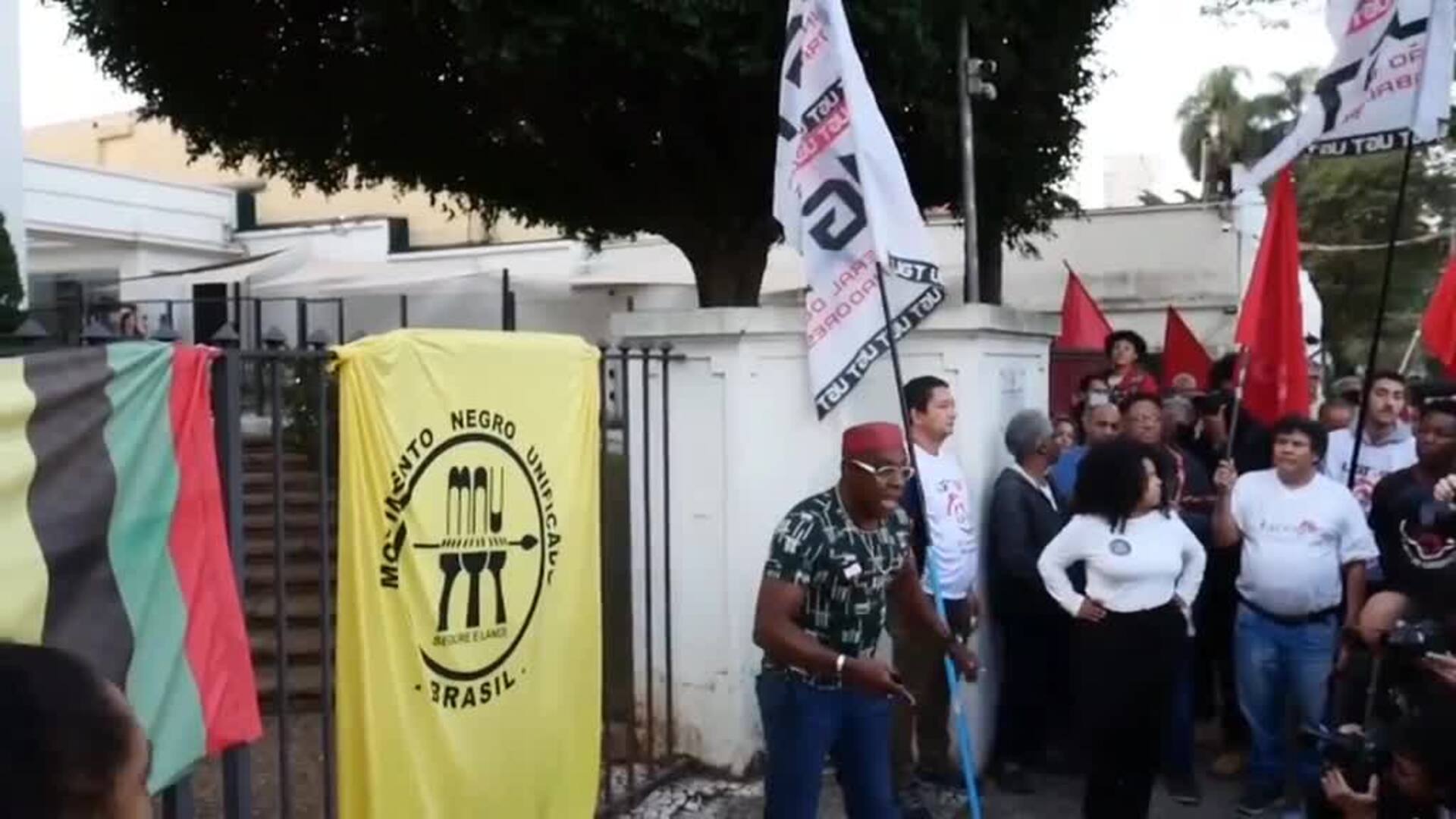Decenas de personas protestan ante el consulado español de Sao Paulo