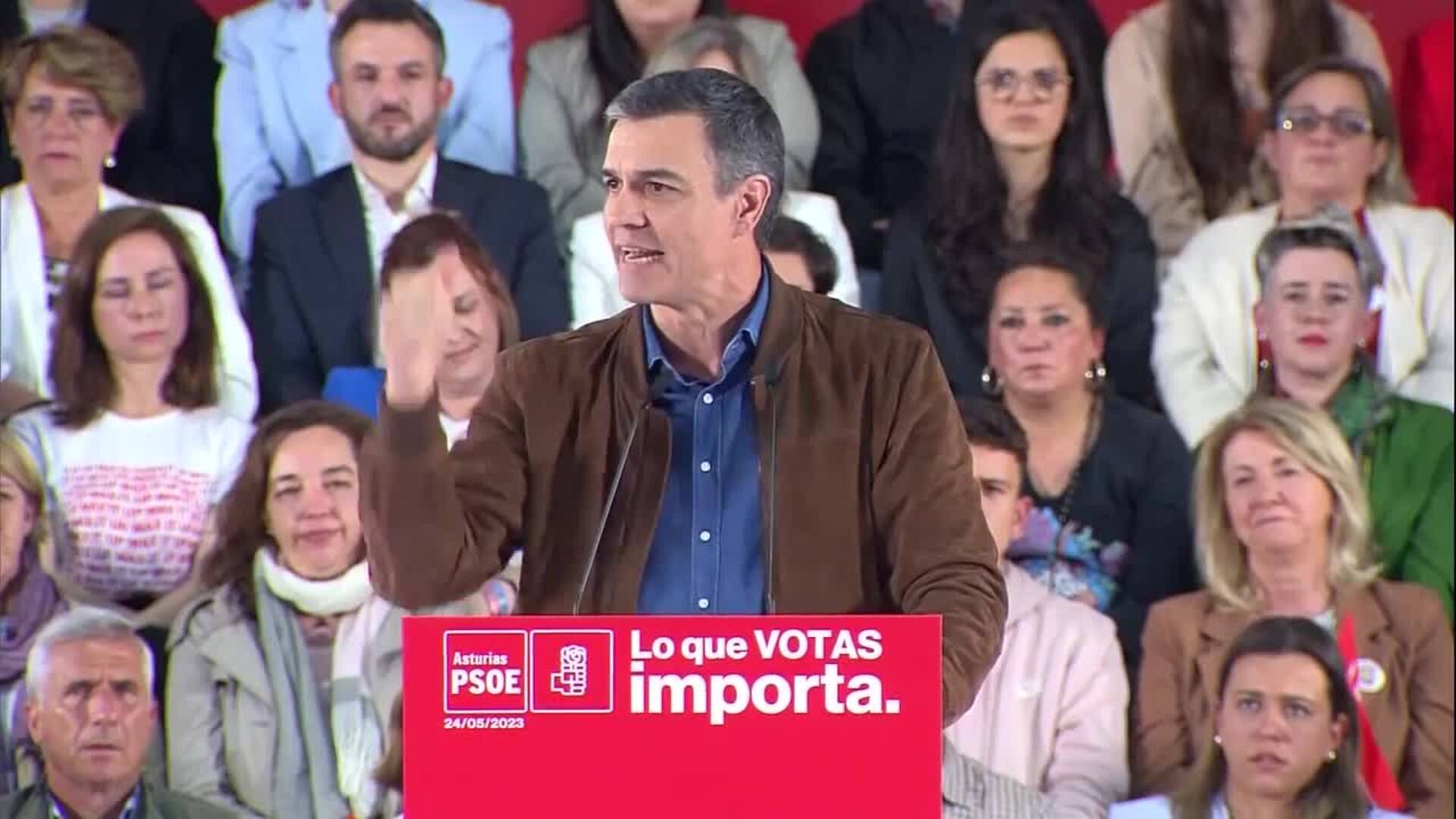 Sánchez dice que el PP recorta en el Gobierno y en la oposición deroga